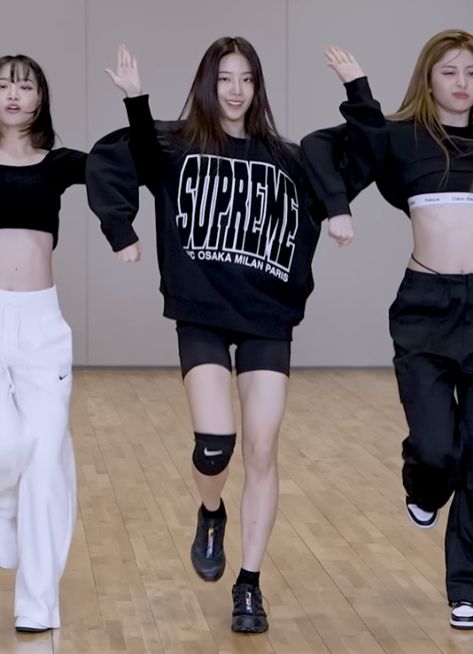 Kazuha Dance Practice, Dance Training Outfit, Kazuha Outfits, Blackpink Dance Practice Outfits, Kpop Dance Practice Outfits, Sweater Jacket Outfits, Dance Clothes Practice, Dance Class Outfit, Kpop Workout