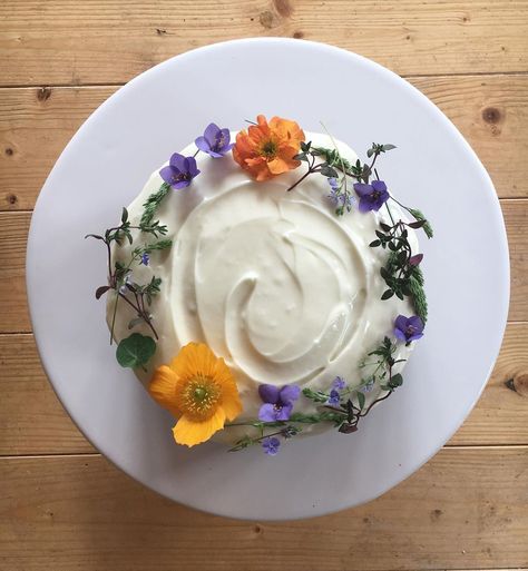 Birthday Cake Carrot Cake, Carrot Cake With Flowers, Pretty Carrot Cake, Floral Carrot Cake, Live Flowers On Cake, Curly Girl Kitchen Carrot Cake, White Cake With Edible Flowers, Floral Decorated Bundt Cake, Carrot Cake Decoration