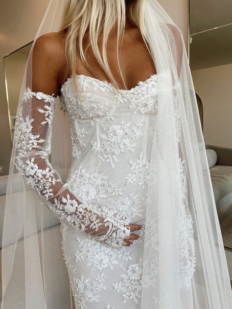 Hailey Bieber Wedding Dress Inspiration, Haley Bieber Wedding Dress, Hayley Bieber Wedding Dress, Wedding Dresses With Sheer Sleeves, Haley Bieber Wedding, Wedding Dress Mesh Sleeves, Hailey Bieber Wedding Dress, Weddig Dress, Bieber Wedding