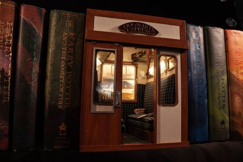 https://www.etsy.com/uk/listing/1008445951/hogwarts-express-book-nook Harry Potter Book Nook, Bookshelf Art, Hogwarts Express, Harry Potter Diy, Book Nook, Miniature Crafts, Harry Potter Hogwarts, Book Themes, Book Nooks