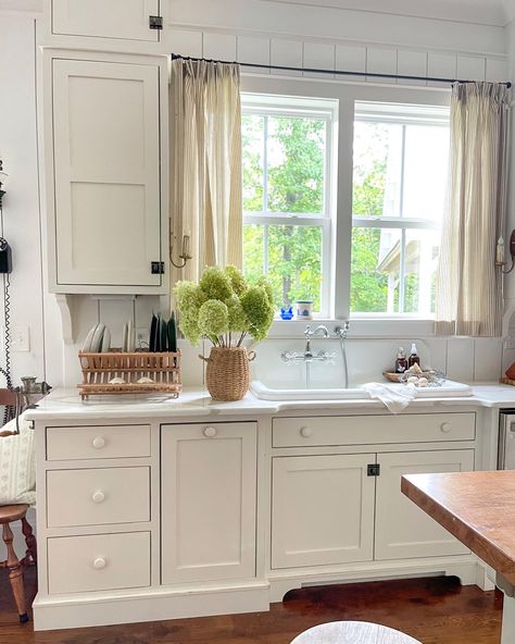 Questions come up when we share our old sink. So, let's talk about the things you should consider before deciding to use a vintage sink. Kitchen Sink Curtains, Vintage Kitchen Sink, Window Over Sink, Cafe Curtains Kitchen, Kitchen Facelift, Vintage Sink, Home Nyc, Old Sink, Vintage Tub