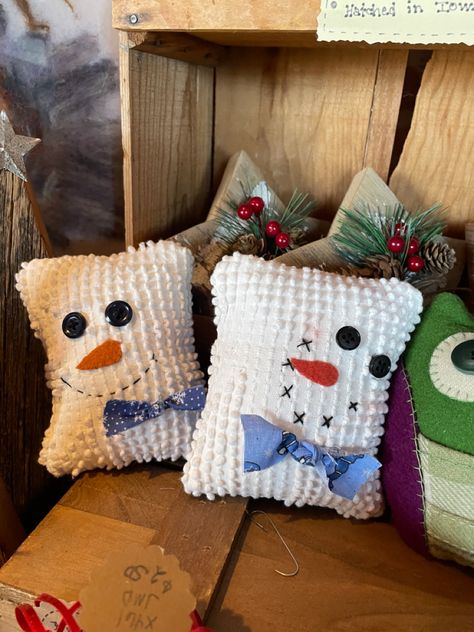 Chenille Bedspread Crafts, Chenille Projects, Diy Snowmen, Fun Christmas Decor, Diy Christmas Snowman, Primitive Christmas Crafts, Stocking Patterns, Sew Christmas, Christmas Quilting Projects