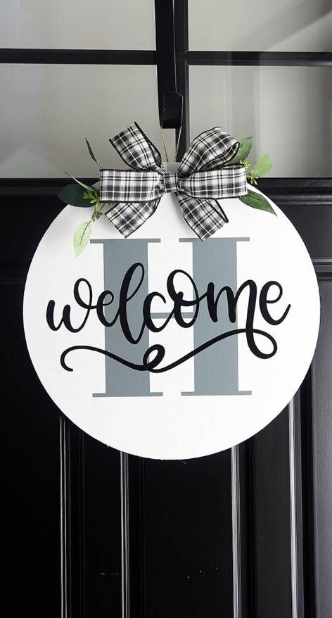 Monogram Round Wood Sign Diy, Welcome Door Hanger Diy, Diy Round Welcome Sign, Monogram Welcome Sign, How To Make A Welcome Sign, Round Welcome Sign Front Door Diy Ideas, Welcome Signs For Front Door Diy, Last Name Signs Wooden Front Door, Welcome Sign Front Door Diy Ideas