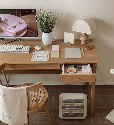 Decor Corner, Desk Aesthetic, Brown Desk, Corner Desk Office, Deco Studio, Furniture Details Design, Desk Makeover, Study Room Decor, Cozy Room Decor