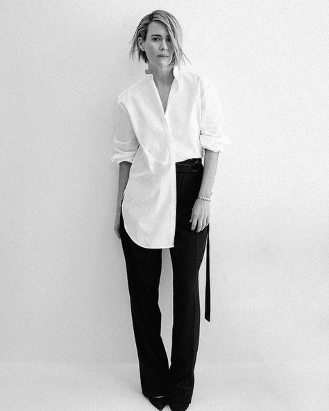 Sarah Paulson Fashion, Sarah Paulson Street Style, Sarah Paulson Side Profile, Run Movie Sarah Paulson, Sarah Paulson Black And White, Sara Paulson, Amy Allen, Hot Suit, Black And White Suit