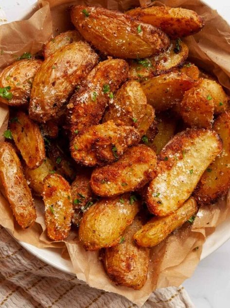 Air Fryer One Dish Recipes, Air Fried Fingerling Potatoes, Roasted Fingerling Potatoes Air Fryer, Fingerling Potato Recipe Air Fryer, Crispy Fingerling Potatoes, Air Fryer Fingerling Potatoes, Fingerling Potatoes Air Fryer, Potato Recipe Air Fryer, Fried Fingerling Potatoes