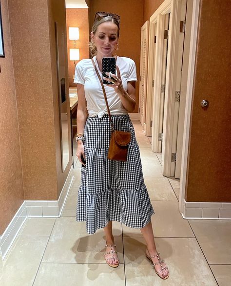 Midi Skirt Outfit Spring, How To Wear Bermuda Shorts, Gingham Skirt Outfit, Midi Skirt Outfits Summer, Basic Summer Outfits, Spring Skirt Outfits, Skirt Outfit Summer, Midi Skirts Summer, Skirt Outfits Summer