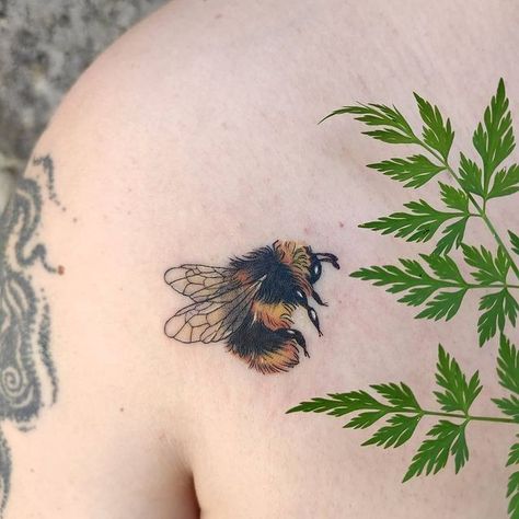 Natur Tattoo Arm, Honey Bee Tattoo, Bumble Bee Tattoo, Bug Tattoo, Sweet Tattoos, Bee Tattoo, Great Tattoos, Nature Tattoos, Dope Tattoos