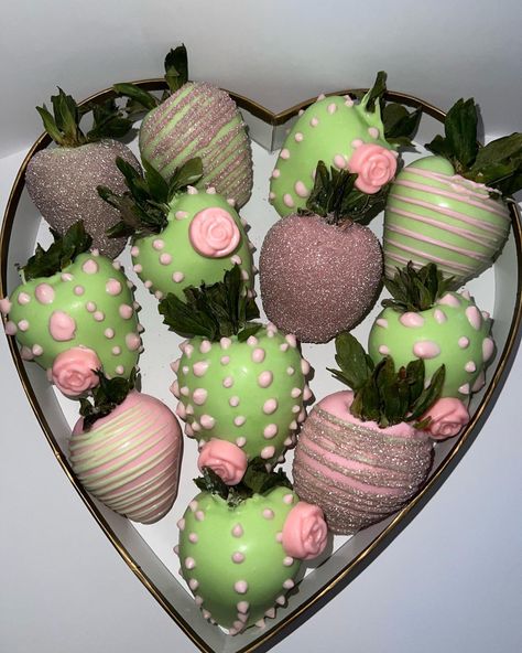 Cactus Chocolate Strawberries, Cactus Strawberries, Strawberries Bouquet, Dipped Berries, Fancy Boutique, Strawberry Ideas, Strawberry Recipe, Chocolate Covered Strawberry Recipe, Chocolate Covered Strawberries Bouquet