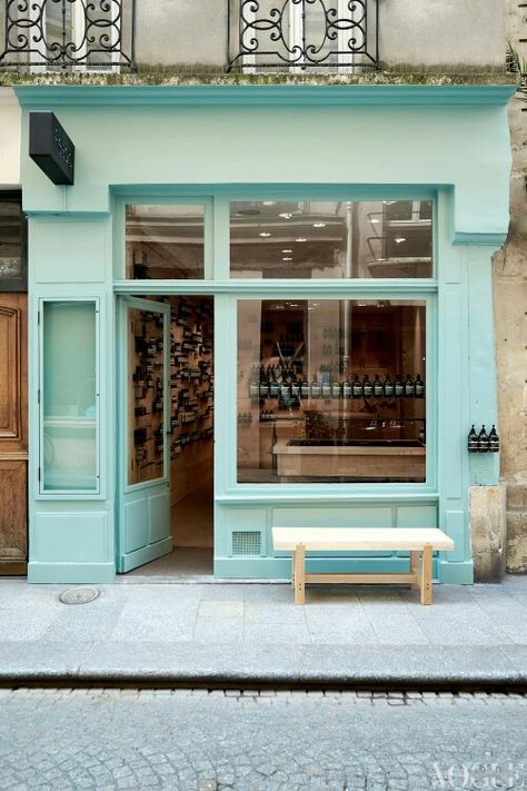 Vitrina en columna Aesop Store, Display Visual Merchandising, Bar In Casa, Vogue Living, Paris Shopping, Shop Fronts, Shop Front, Cafe Shop, Signage Design