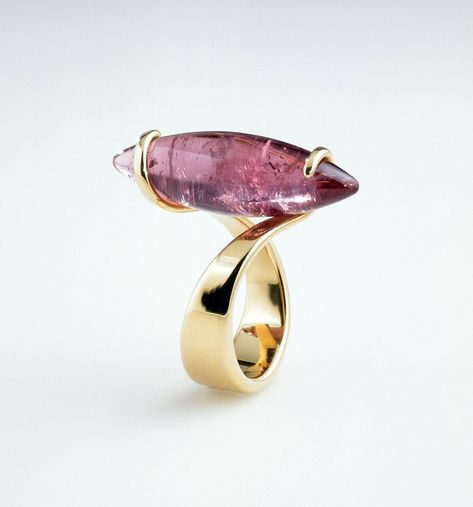 Friedrich Becker. Ring: Untitled, 1958. 750/000 Yellow gold, red tourmaline.. Photo by: Michael Berger. Mughal Jewelry, Fun Rings, Dope Jewelry Accessories, Rare Jewelry, Red Tourmaline, Custom Jewellery, Woman Jewelry, Unusual Rings, Contemporary Ring