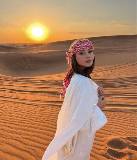 Dubai Honeymoon Outfits, Sahara Outfit Women, Desert Dress Photoshoot, Abu Dhabi Outfits, Dubai Fashion Women Street Styles, Qatar Outfit, Desert Outfits Women, Desert Safari Outfit, Desert Outfit Ideas