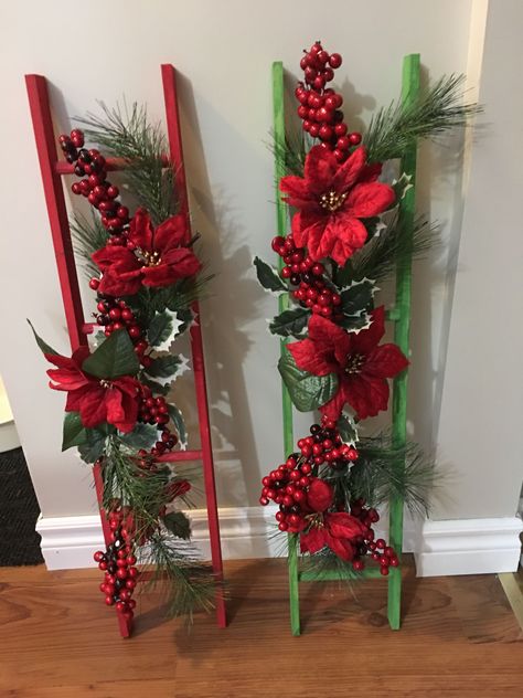 Christmas Ladder Decor, Christmas Ladders Ideas, Christmas Floral Arrangements Diy, Christmas Ladder, Outdoor Christmas Decoration Ideas, Outdoor Decoration Ideas, Wooden Christmas Crafts, Store Hacks, Dollar Store Hacks