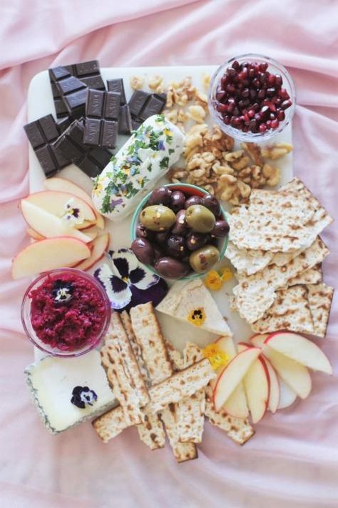 Passover Tablescapes, Passover Table Setting, Passover Seder Table, Cheese Board Easy, Passover Feast, Feast Of Unleavened Bread, Passover Dinner, Biblical Feasts, Easter Feast