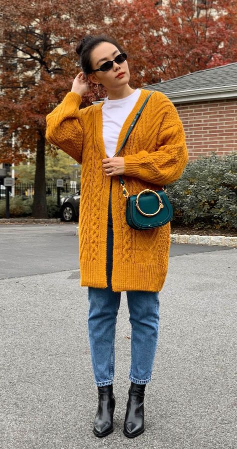 facf9f743b083008a894eee7baa16469desc41214923ri Effortless Chic Outfits, Hipster Looks, Boots Ideas, Style Inspiration Casual, Fall Jeans, Yellow Cardigan, Autumn Fashion Casual, Oversized Cardigan, Casual Boots