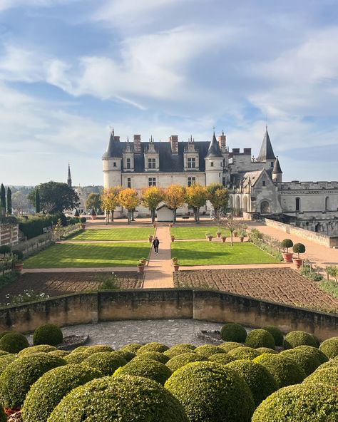 Discovering the beauty of Amboise in the Loire Valley. The chateau is incredible and this is where you will find the resting place of Leonardo da Vinci. I highly recommend this beautiful village if you ever find yourself in France. #loirevalley #amboise #leonardodavinci Loire Valley France Aesthetic, Loire Valley France, Vision 2025, France Aesthetic, The Chateau, One Day Trip, Resting Place, Loire Valley, Beautiful Villages