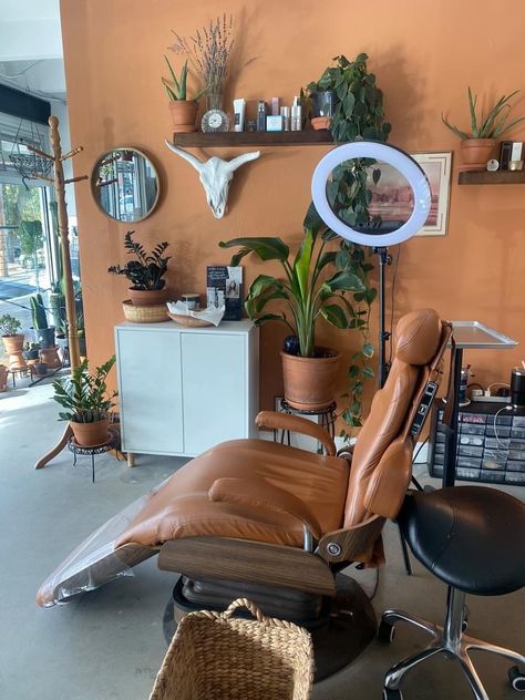 Beauty Salon Inspiration, Lash Room Ideas Small Spaces, Room Ideas Small Spaces, Tattoo Shop Interior, Tattoo Shop Decor, Tattoo Studio Interior, Lash Room Ideas, Home Hair Salons, Tattoo Salon