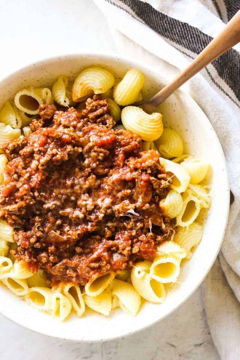 Conchiglie bolognese is an Italian-inspired dish that's simple to make on the stovetop in 3 easy steps. This classic recipe features everyone's favorite pasta shells and a rich, meaty homemade tomato sauce. It's rustic, hearty, and absolutely delicious! Conchiglie Pasta Recipes, Bolognese Pasta Recipe, Pasta Bolognese Recipe, Bolognese Pasta, Canned Spaghetti Sauce, Homemade Meat Sauce, Italian Tomato Sauce, Big Food, Pasta Bolognese