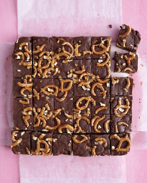 Salty and Sweet Desserts // Easy Chocolate Fudge with Pretzels Recipe Pretzel Fudge, Easy Potluck Recipes, Salty Desserts, Easy Chocolate Fudge, Easy Candy Recipes, Fudge Ingredients, Fudge Recipes Chocolate, Homemade Candy, Pretzels Recipe