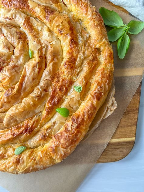 Bulgarian Banitsa, Phyllo Feta, Modern Nonna, Pasta Parmesan, Feta Pie, Mayo Chicken, Phyllo Recipes, Pastry Dishes, Bulgarian Food