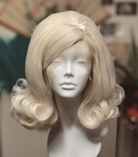 Blonde Vintage Hairstyles, Fashion Hair Styles Model, Wig Aesthetics, Priscilla Hair, Blonde Wig Styles, Cool Haircut Ideas, Old Hair Styles, Drawing Hair Reference, Angelic Hairstyles