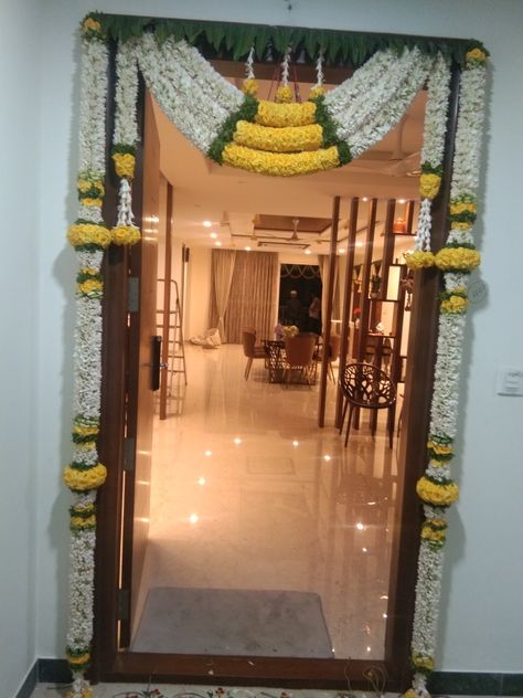 Doors Decoration, Door Flower Decoration, Toran Design, Hindu Wedding Decorations, Wedding Ceiling Decorations, Small Wedding Decor, Fall Wedding Arches, Indian Wedding Theme, Mehendi Decor Ideas