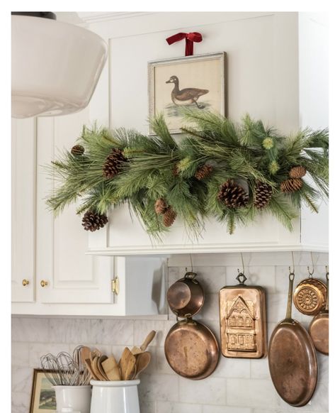 Simple Christmas Kitchen, Christmas Kitchens, Christmas Rooms, Cottagecore Christmas, Christmas Traditional, Window Wreath, Heirloom Ornaments, English Christmas, Neutral Christmas