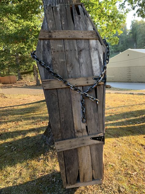 Used old pallets to create a spooky coffin! Pallet Coffin, Halloween Coffin Decoration, Scary Halloween Decorations Outdoor, Halloween Wood Crafts, Halloween Coffin, Scary Halloween Decorations, Old Pallets, Halloween Props, Halloween Outdoor Decorations