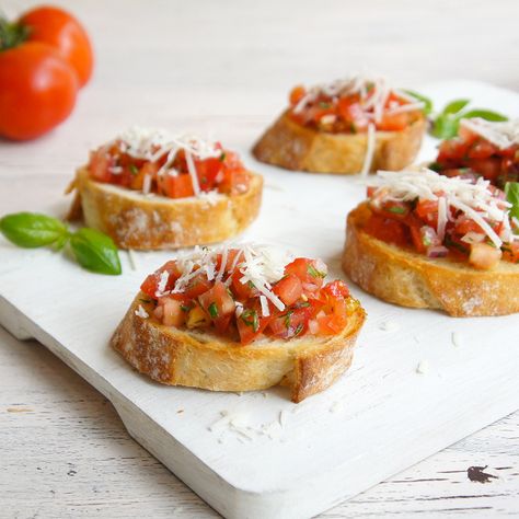 SarahM knows that bruschetta is the best party starter. Dinner Party Starters, Healthy Easter, Bruschetta Recipe, Party Finger Foods, Wedding Food, Recipe Collection, High Tea, Best Recipes, Yummy Dinners