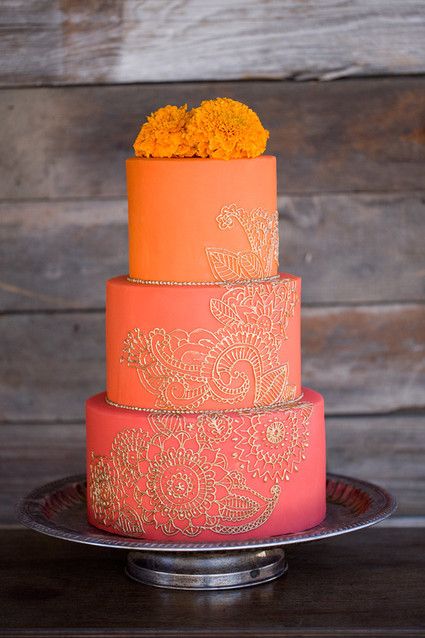 Orange and gold cake Mehndi Cake, Henna Cake, Indian Cake, Cake Flower, Tiered Cake, Indian Wedding Cakes, Moroccan Wedding, Orange And Gold, Gold Cake