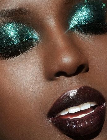 Get Groovy with Disco-Inspired Beauty – SMU Look Glam Disco Makeup, Green Disco Makeup, Metallic Green Eyeshadow, Metalic Eye Shadow Looks, Green Glam Aesthetic, Disco Make Up Glitter, Metallic Lipstick Look, 70s Disco Eye Makeup, Green Sparkly Eyeshadow