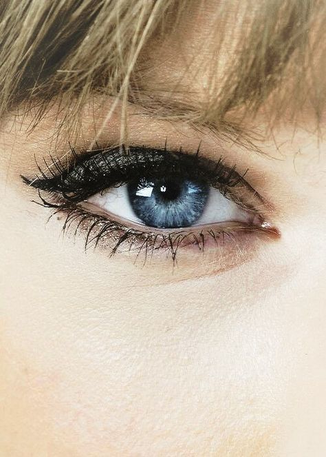 A scientist said that Taylor's eye's are rare because they are electric blue with a tint of black. Tim Mcgraw Taylor Swift, Taylor Swift Eyes, Electric Blue Eyes, Taylor Lyrics, Swift Lyrics, All About Taylor Swift, Tim Mcgraw, Taylor Swift Wallpaper, Taylor Swift Songs