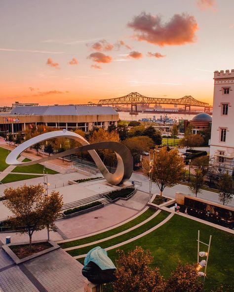 Downtown Baton Rouge, Louisiana at sunset | Jordan Hefler Photography Grad Trip Ideas, Downtown Baton Rouge, Louisiana Photography, Color Music, Long Weekend Getaways, Georgia Aquarium, Baton Rouge Louisiana, Pretty Backgrounds, States In America