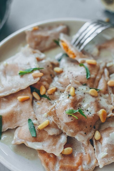 Sweet Potato Ravioli with Creamy White Sauce – healthienut – Easy to follow plant-based recipes Sweet Potato Ravioli, Potato Ravioli, Vegan Ravioli, Creamy White Sauce, Homemade Ravioli, Pasta Sides, Ravioli Recipe, Toasted Pine Nuts, Green Planet