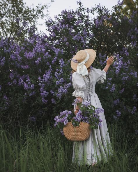 Dramatic Clothes, Cottage Core Outfit, Cute Profile, Vintage Diary, Flower Cottage, Picking Flowers, Victorian Flowers, Beautiful Cottages, Cottagecore Aesthetic