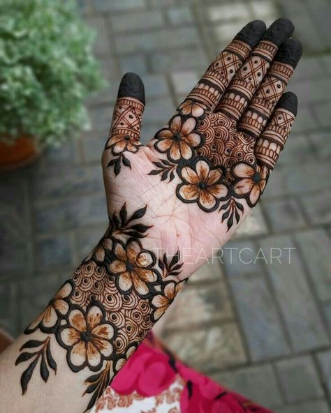 Beautiful Simple Mehndi Design, Simple Mehendi, Front Mehndi Design, Khafif Mehndi Design, Simple Mehendi Designs, Beautiful Henna, Rose Mehndi Designs, Mehndi Designs For Kids, Modern Mehndi Designs