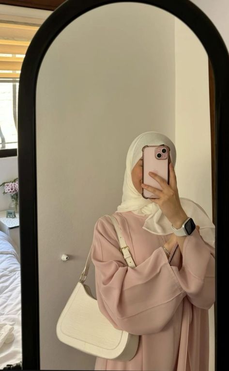 Aesthetic Modest Hijabi Outfits, Abaya Airport Look, Abaya Poses For Instagram, Modest Abaya Outfits, Pink Abaya Aesthetic, Abaya Outfits Aesthetic, Hijabi Pics For Instagram, Hijabi Abaya Outfits, Hijabi Poses For Instagram