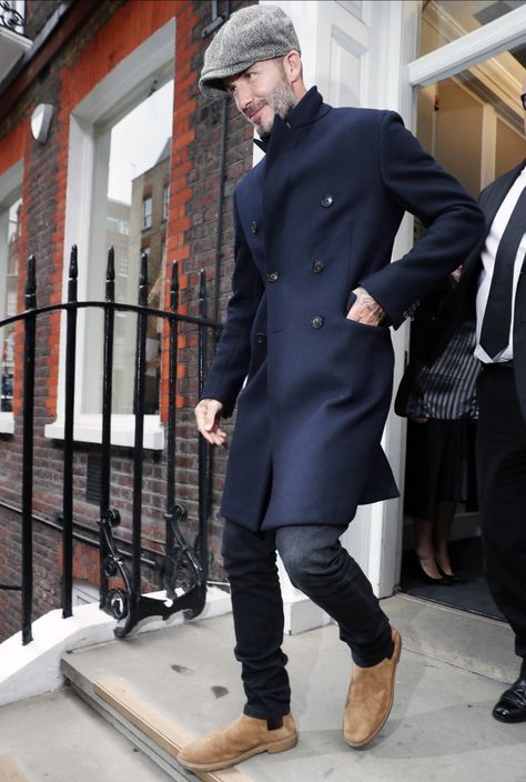 Becks David Beckham Outfit, David Beckham Style Outfits, Mantel Outfit, David Beckham Style, Fashion Week Backstage, Beckham Style, Black Overcoat, Modern Mens Fashion, Guy Style