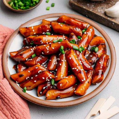 Tteok Recipe, Korean Tteokbokki, Slow Cooker Scalloped Potatoes, Tteokbokki Recipe, Rice Cake Recipes, Bean Sauce, Ham And Beans, Black Bean Sauce, Meatless Main Dishes