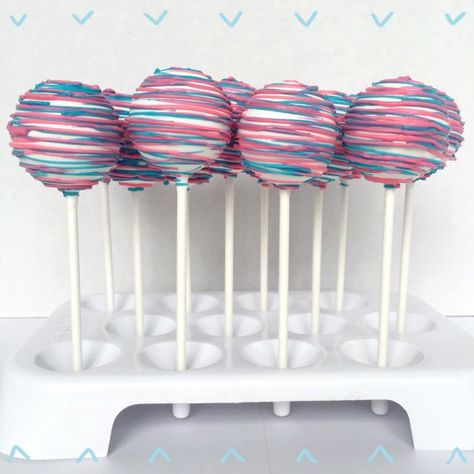 Gender Reveal Cake Pops, Gender Reveal Dessert, Baby Reveal Cakes, Gender Reveal Party Favors, Cake Pop Designs, Gender Announcements, Pop Cupcakes, Pop Baby Showers, Gender Reveal Ideas