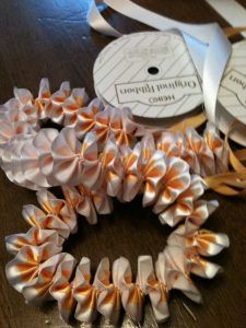 Ribbon Lei Tutorial, Candy Lei Diy, Flower Lei Diy, Plumeria Ribbon Lei, Lei Tutorial, Diy Paper Flower Bouquet, Hawaiian Wedding Themes, Graduation Leis Diy Ribbons, Creative Graduation Gifts