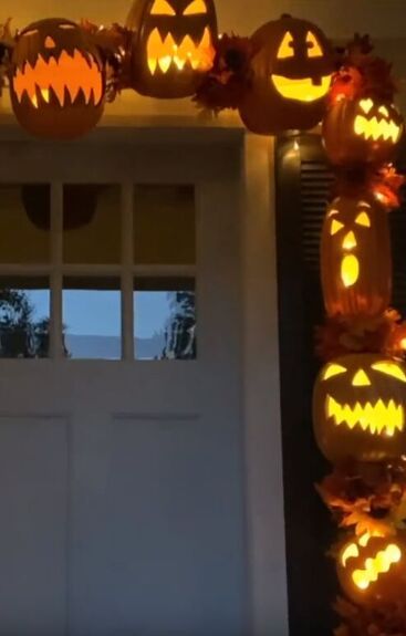 Pumpkin Door Archway, Pumpkin Arches Diy, Halloween Porch Archway Diy, Halloween Pumpkin Archway, Outdoor Pumpkin Arch, Halloween Front Porch Arch, Halloween Porch Archway, Pumpkin Porch Arch, Pumpkin Door Arch