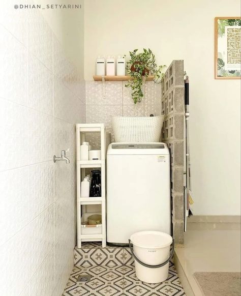 Small Laundry Room Aesthetic, Laundry Room Design Minimalist, Mini Laundry Room Ideas, Mini Laundry Room, Laundry Room Aesthetic, Outdoor Laundry Area, Laundry Corner, Tempat Laundry, Outdoor Laundry Rooms