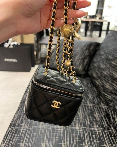 No.1 Chanel Lover on Instagram: "Back 🖤🫶🏻🖤 . . . . . . . #chanelforever #ilovechanel #chanelclassicbag #chanelaccessories #chanelslg #chanelcollection #chanelcaviar #chanelboybag #chanel22 #chanelflap #chanelbags #chanelvintage #chaneladdict #chanel22s" Chanel Bag Classic, Chanel Lover, Denim Shoulder Bags, Chanel Collection, Luxury Purses, Chanel Accessories, Fancy Bags, Chanel Caviar, Pretty Bags