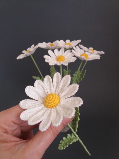 Crochet Bouquet, Pola Amigurumi, Crochet Plant, Crochet Daisy, Embroidery Flowers Pattern, Crochet Flower Tutorial, Crochet Diy, Crochet Flower Patterns, Diy Crochet Projects