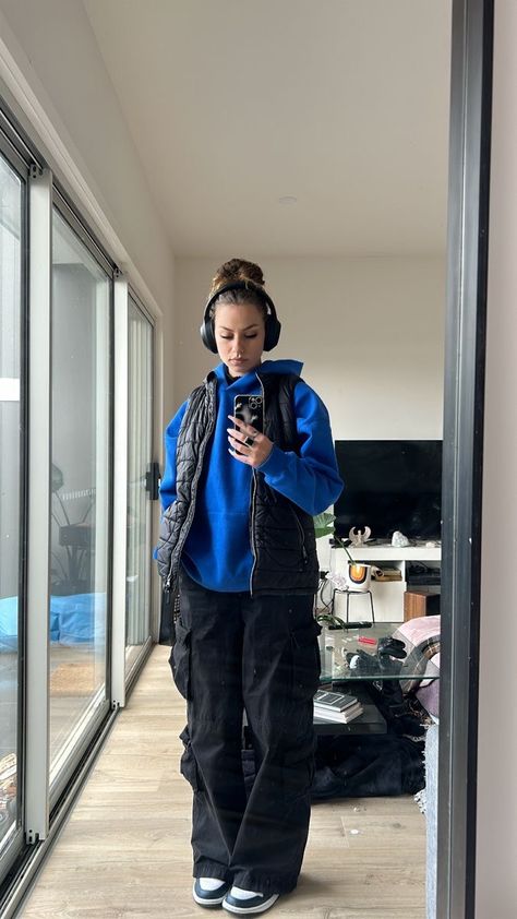 Outfits For Winter Streetwear, Winter Street Wear 2023, Street Style School Outfits, Black Gilet Outfit Women Winter, Cute Streetwear Outfits Winter, Winter Fits Streetwear Nyc, Outfits With Blue Hoodie, Outfit Inspo School Winter, Ootd Ideas For School