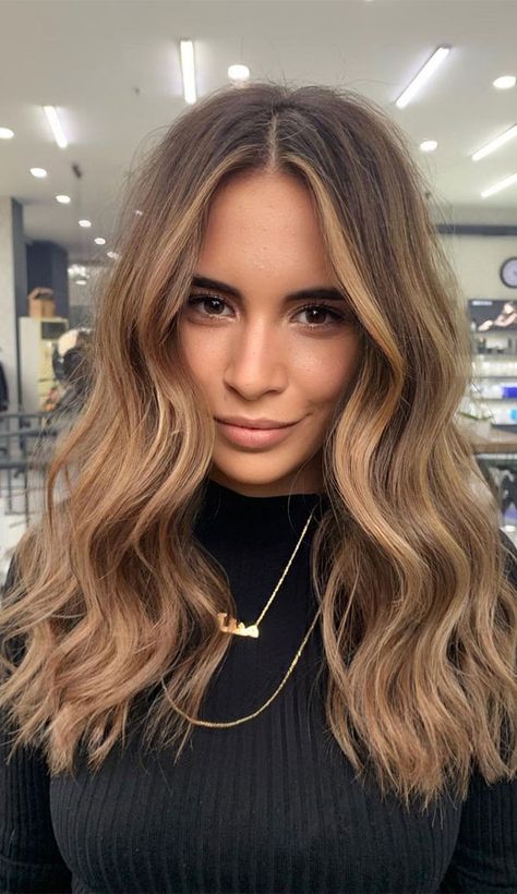 Amazing hair color trends to try this summer Amazing Hair Color, Brown Hair Inspo, Ombre Hair Blonde, Hair Color Light Brown, Brunette Balayage Hair, Brown Hair Balayage, Honey Hair, Light Hair Color, Penteado Cabelo Curto