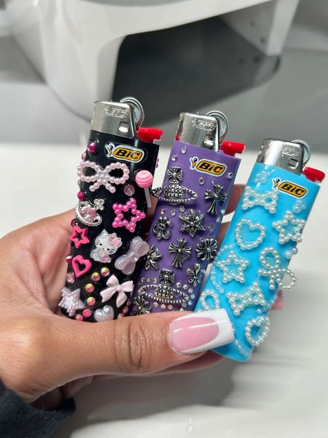 Lighter Decoration Ideas, Decorate Lighters, Decorated Lighters Diy, Lighters Decorated, Lighters Decorated Diy, Bling Lighter, Junk Lighter, Decorated Lighters, Lighter Decoration