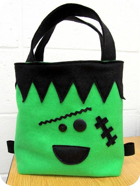 simple felt trick-or-treat bags: templates and tutorial Halloween Frankenstein Craft, Diy Halloween Trick Or Treat Bags, Moldes Halloween, Halloween Sewing, Frankenstein Halloween, Felt Halloween, Halloween Treat Bags, Halloween Bags, Trick Or Treat Bags