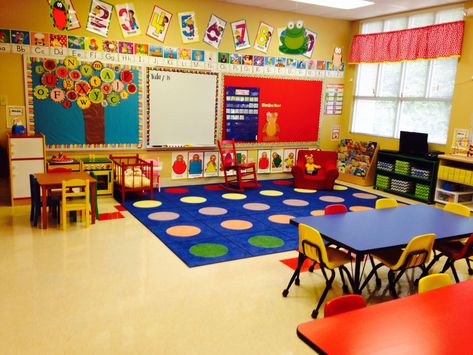 Pre Primary Classroom Decoration, 2000s Classroom, Tk Centers, 90s Classroom, Daycare Classroom Setup, Preschool Classroom Layout, Kindergarten Classroom Themes, Preschool Classroom Setup, Kindergarten Classroom Setup